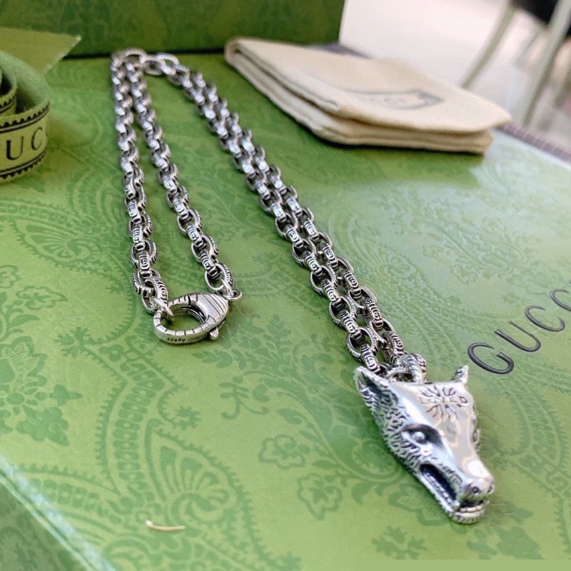 G*u*i necklaces